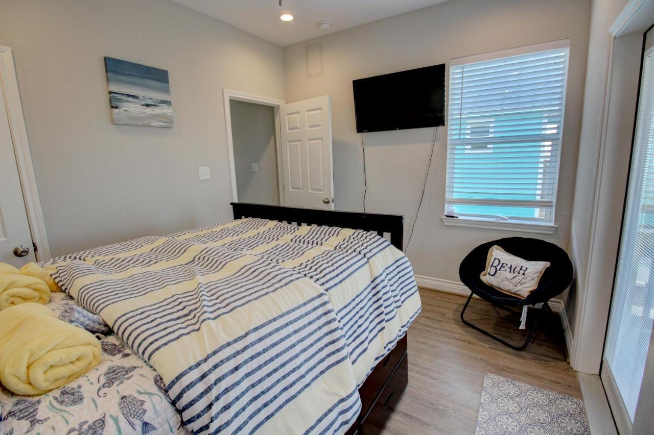 Yellow Beach Haven, Decks, Views, Mere Steps To Sand Galveston Bagian luar foto