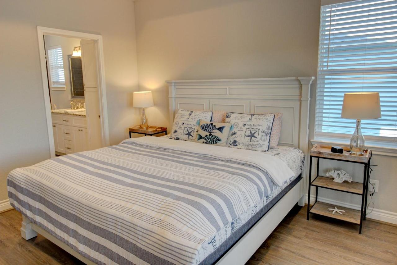 Yellow Beach Haven, Decks, Views, Mere Steps To Sand Galveston Bagian luar foto